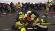 Feuerwehrleute proben einen Notfalleinsatz auf dem Flugplatz Anklam. © Screenshot 