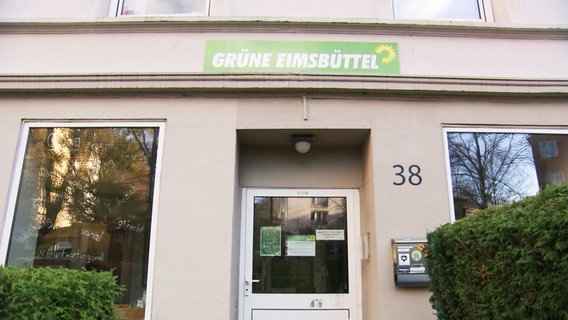 Hausfassade mit einem Schild "Grüne Eimsbüttel". © Screenshot 