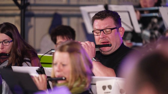 Flötisten in einem Orchester. © Screenshot 