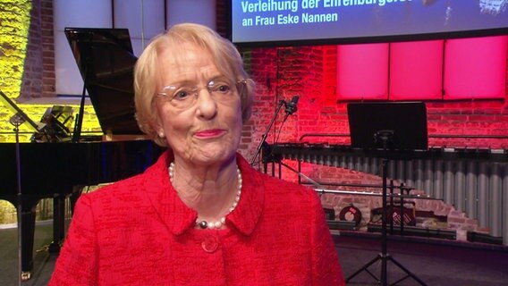 Die Stifterin der Emder Kunsthalle, Eske Nannen, bei ihrer Ernennung zur Ehrenbürgerin der Stadt. © Screenshot 