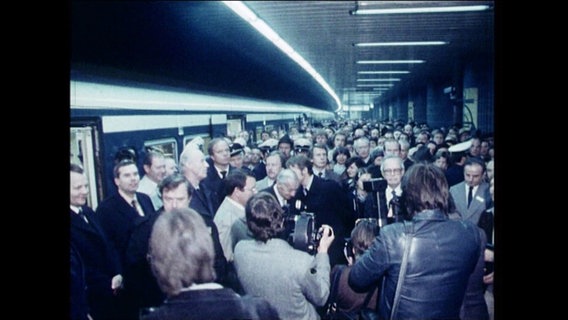 Viele Menschen stehen an einer S-Bahn. © Screenshot 