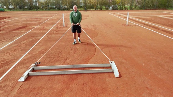 Roman Nachtwey schlemmt einen Tennisplatz ein. © Screenshot 