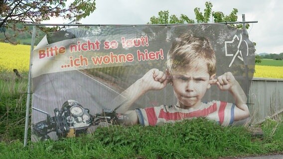 Ein Plakat macht auf den durch Motorräder verursachten Lärm aufmerksam. © Screenshot 