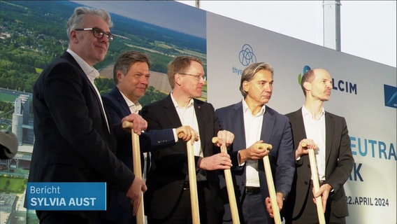 CEO Thorsten Hahn, Bundeswirtschaftsminister Rober Habeck und weitere Repräsentative beim symbolischen Spatenstich © Screenshot 
