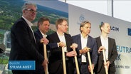 CEO Thorsten Hahn, Bundeswirtschaftsminister Rober Habeck und weitere Repräsentative beim symbolischen Spatenstich © Screenshot 