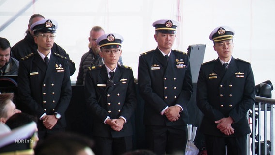 Delegationsmitglieder der Marine Singapurs bei der U-Boot-Taufe in Kiel © Screenshot 