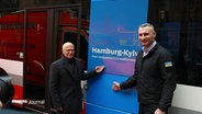 Oberbürgermeister Peter Tschentscher und Vitali Klitschko, Bürgermeister der ukrainischen Hauptstadt Kiew, stehen vor einem HVV-Bus mit dem Logo des Städtepaktes zwischen Hamburg und Kiew. © Screenshot 