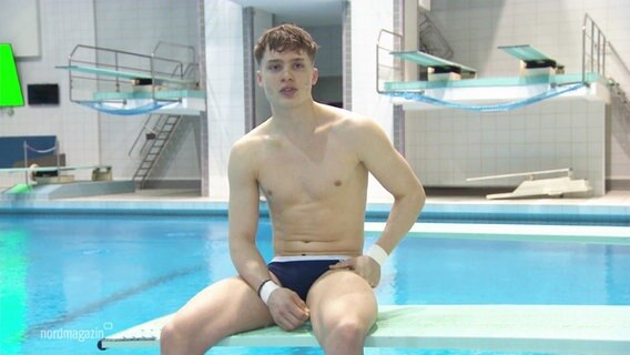 Turmspringer Espen Prenzyna beim Interview in der Schwimmhalle. © Screenshot 