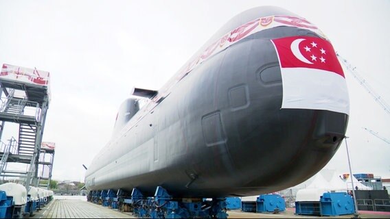 Ein U-Boot bei der Taufe in Kiel, geschmückt mit der Flagge von Singapur. © Screenshot 