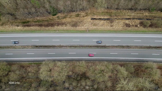 Vogelperspektive: Eine Autobahn senkrecht von oben gesehen. © Screenshot 