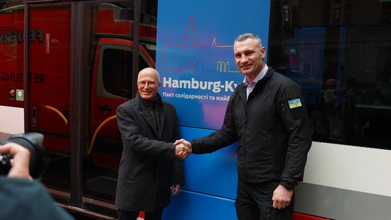Peter Tschentscher trifft Vitali Klitschko, den Bürgermeister von Kiev. Im Hintergrund ein ehemaliger HVV-Bus. © Screenshot 