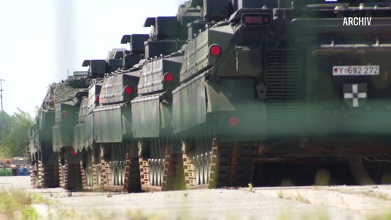 Panzer stehen aufgereiht für eine NATO-Übung bereit. © Screenshot 