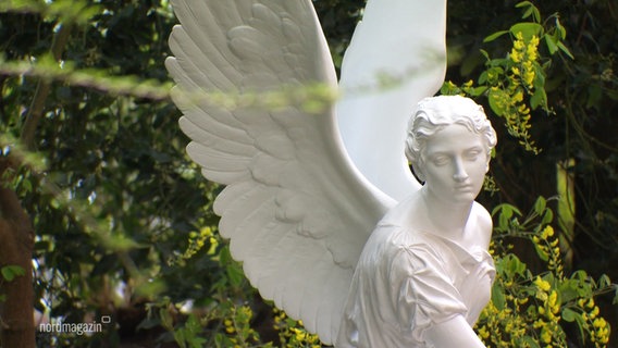 Eine weiße Figur einer Frau mit Flügeln. © Screenshot 