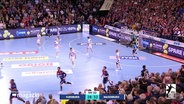 Handballer während eines Spiels. © Screenshot 
