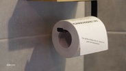 Toilettenpapier mit nützlichen Informationen zum Klimaschutz. © Screenshot 
