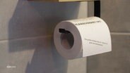 Toilettenpapier mit nützlichen Informationen zum Klimaschutz. © Screenshot 