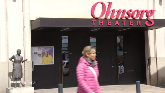 Der Eingang des Ohnsorg-Theaters, davor eine Passantin. © Screenshot 