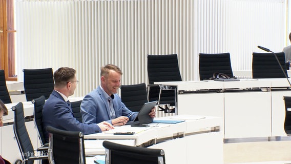 Politiker der AfD sitzen lachend im Landtag. © Screenshot 