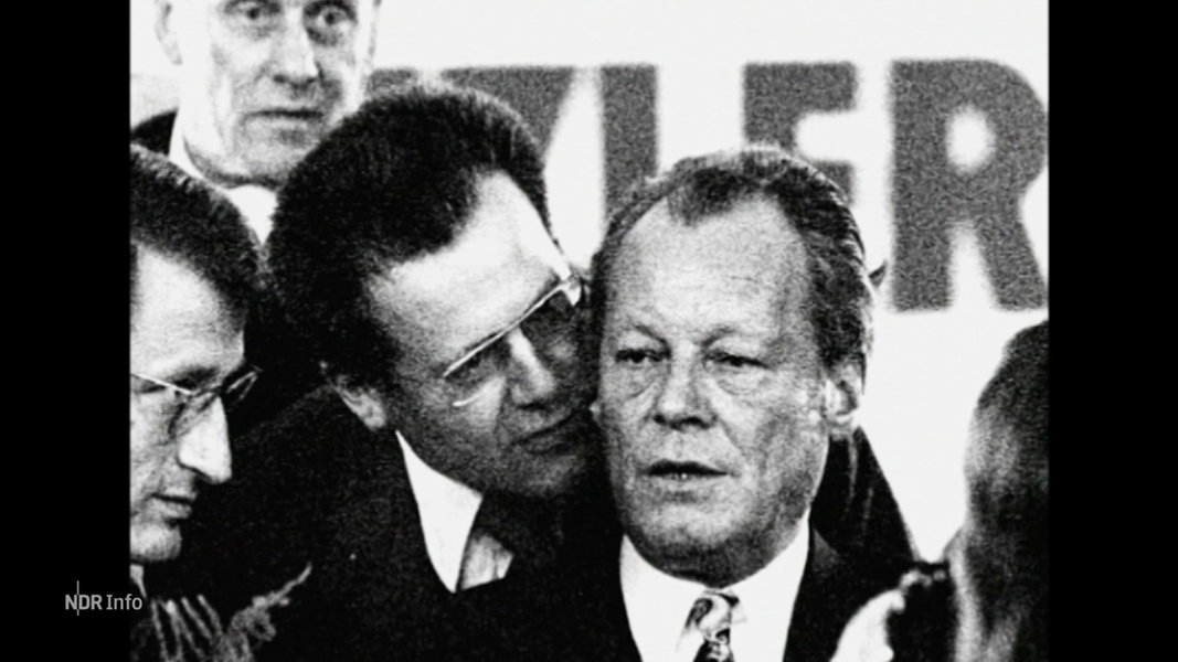 Willy Brandt und sein Berater Guillaume sind auf einer historischen Aufnahme zu sehen.