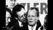 Willy Brandt und sein Berater Guillaume sind auf einer historischen Aufnahme zu sehen. © Screenshot 
