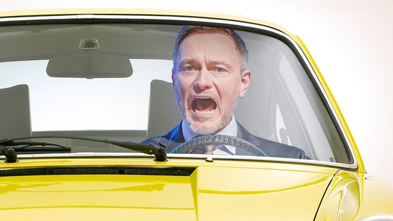 FDP-Chef Christian Lindner in einem gelben Wagen. (extra 3 vom 25.04.2024 im Ersten) © NDR 