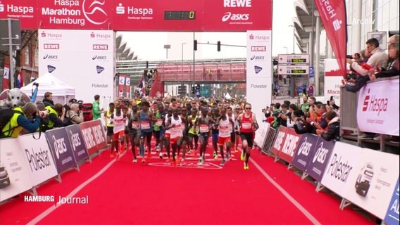 Startende Marathonläufer:innen in Frontalaufnahme. © Screenshot 