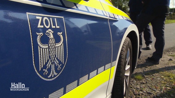 Wappen des deutschen Bundesadlers und die Aufschrift "Zoll" auf einem Fahrzeug. © Screenshot 