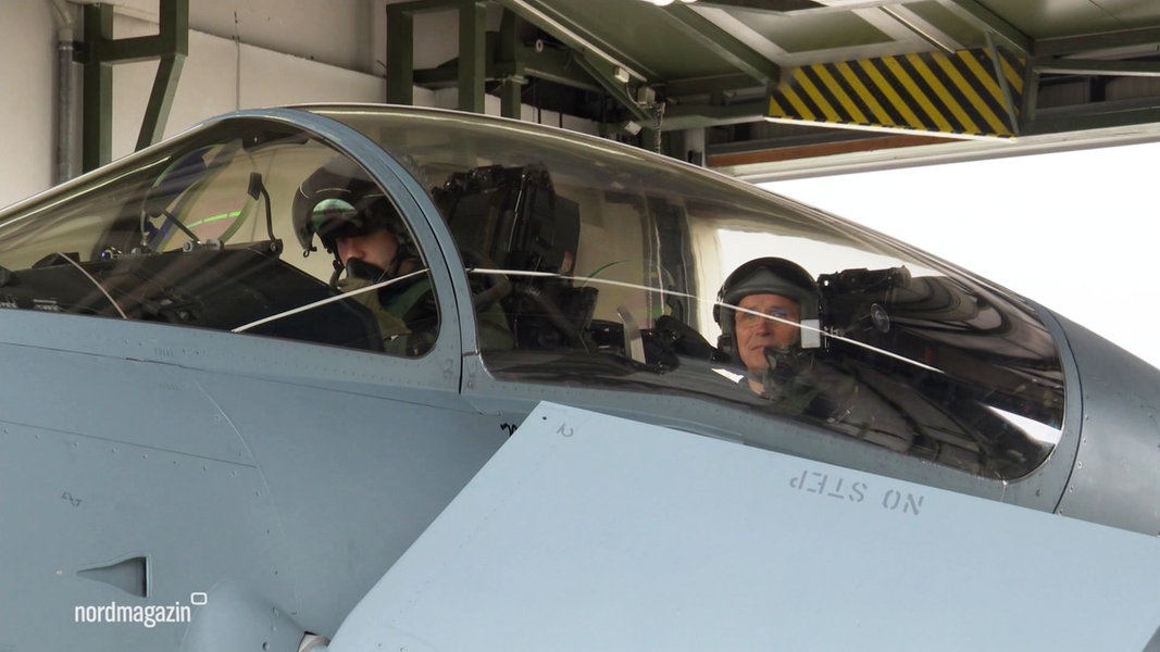 NATO-Generalsekretär Jens Stoltenberg sitzt hinter dem Piloten in einem Eurofighter.