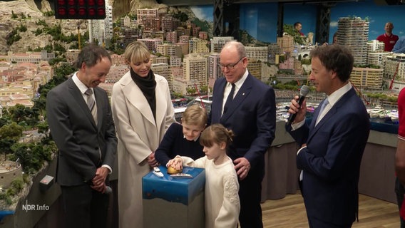 Fürst Albert, seine Gattin Charlène und ihre beiden Kidner eröffnen den Monca-Abschnitt des Miniatur Wunderlands in Hamburg. © Screenshot 