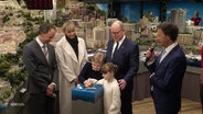 Fürst Albert, seine Gattin Charlène und ihre beiden Kidner eröffnen den Monca-Abschnitt des Miniatur Wunderlands in Hamburg. © Screenshot 