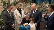 Fürstenfamilie von Monaco im Hamburger Miniaturwunderland. © Screenshot 