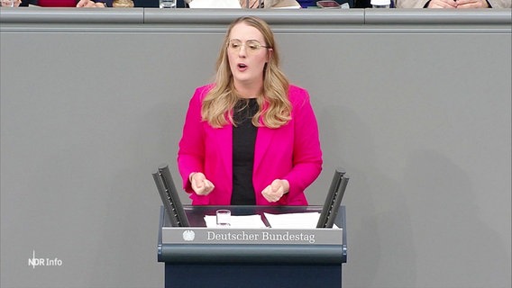 Bundestagsabgeordnete Katharina Dröge von den Grünen am Rednerpult. © Screenshot 
