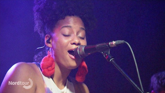 Joy Bogat singt mit geschlossenen Augen in ein Mikrofon. © Screenshot 