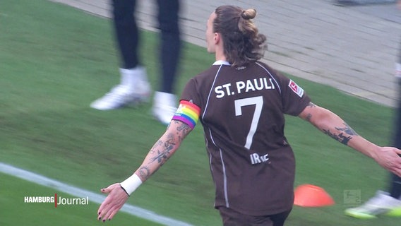 St. Pauli Spieler Jackson Irvine freut sich über ein Tor. © Screenshot 