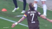 Der FC St. Pauli Spieler Irvine läuft jubelnd über den Platz. © Screenshot 