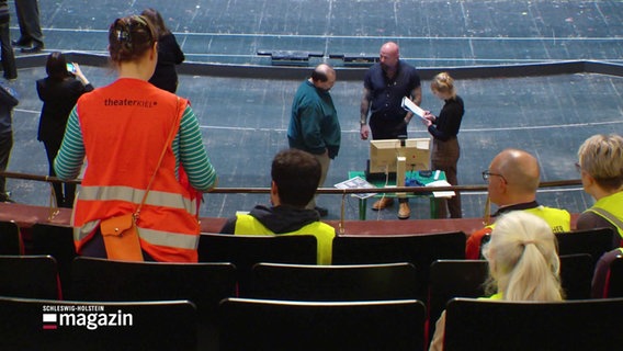 Ein Blick aus den Rängen die Bühne des Opernhauses Kiel wo Vorbereitungen für ein Stück getroffen werden. © Screenshot 