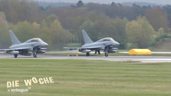 Zwei Kampf-Jets starten von einem Flugplatz. © Screenshot 