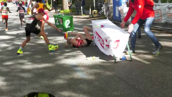 Katharina Steinruck liegt beim Hamburg-Marathon nach einem Sturz am Boden. © Screenshot 