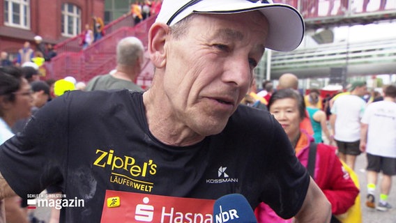Ein Marathonläufer wird interviewt © Screenshot 