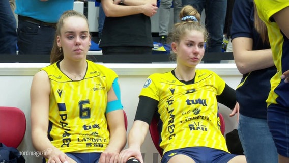 Zwei Volleyballerinnen des SSC sitzen traurig auf der Ersatzbank © Screenshot 