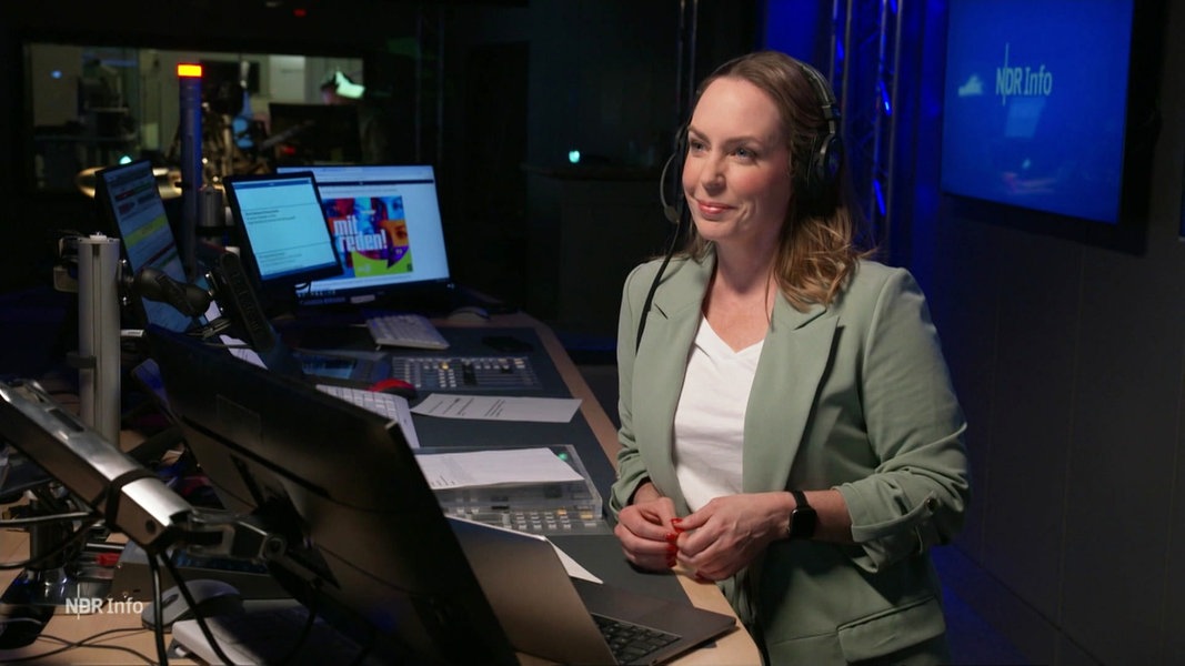 Moderatorin Nina Zimmermann im Radiostudio.