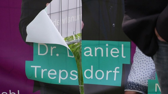 Zerstörtes Wahlplakat von Daniel Trepsdorf (Die Linke) © Screenshot 