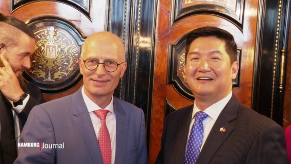 Bürgermeister Peter Tschentscher mit dem US-amerikanischen Generalkonsul Jason Chue im Rathaus. © Screenshot 