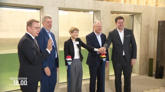 Ministerpräsident Stephan Weil und zwei andere Personen eröffnen einen neuen Salzwasser-Strömungs-Kanal in Braunschweig. © Screenshot 