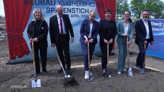 Die Polit-Prominenz aus Mecklenburg-Vorpommern und Rostock setzte den symbolischen ersten Spatenstich für das neue Volkstheater. © Screenshot 