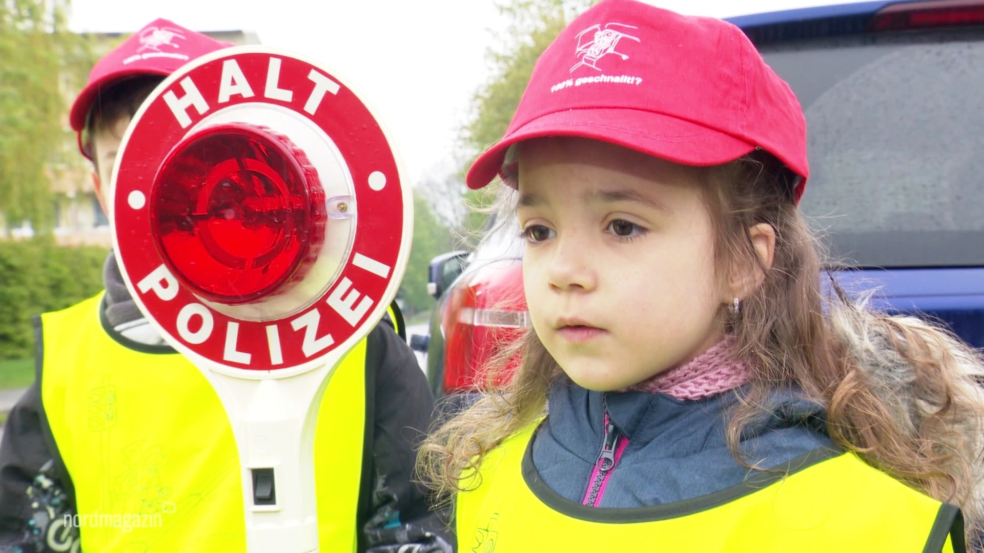 Beim Kita-Aktionstag "100 Prozent geschnallt" überprüfte die Polizei mit jungen Helfern, ob Kinder in den Fahrzeugen ihrer Eltern richtig angeschnallt und gesichert waren. © Screenshot 