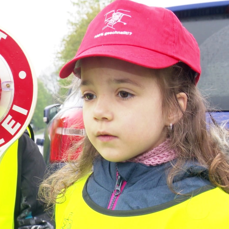 Beim Kita-Aktionstag "100 Prozent geschnallt" überprüfte die Polizei mit jungen Helfern, ob Kinder in den Fahrzeugen ihrer Eltern richtig angeschnallt und gesichert waren. © Screenshot 