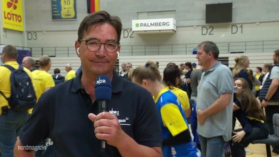 NDR-Reporter Clemens Paulsen berichtet aus Schwerin vom Fanfest des SSC Palmberg Schwerin nach dem Saisonabschluss. © Screenshot 