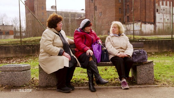 Drei Damen sitzen auf einer Bank. © Screenshot 