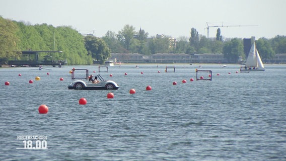 Ein Tretboot und ein Segelboot auf dem Maschsee in Hannover. © Screenshot 